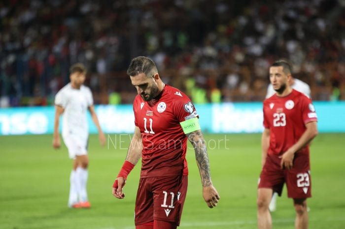 Հայաստանի ազգային հավաքականի ավագ Տիգրան Բարսեղյանը որակազրկվել է երեք խաղով: Այս մասին NEWS.am Sport-ին հայտնեցին Հայաստանի Ֆուտբոլի ֆեդերացիայից։ Հոկտեմբերի 14-ին Դուբլինում անցկացված աշխարհի առաջնության ընտրական մրցաշարի Իռլանդիա - Հայաստան մրցախաղում Եղիշե Մելիքյանի գլխավորած թիմի ավագ, «Սլովանի» հարձակվող Տիգրան Բարսեղյանը կարմիր քարտ ստացավ 52-րդ րոպեին մրցակցի հետ վիճաբանության ժամանակ նրա դեմքին գլխով հարվածելու համար։ ՈւԵՖԱ-ի որոշմամբ՝ հավաքականի ավագը բաց կթողնի նոյեմբերին կայանալիք երկու ընտրական հանդիպումները՝ Հունգարիայի և Պորտուգալիայի դեմ, նաև ազգային թիմի եւս մեկ պաշտոնական խաղ։ Լուսինե Շահբազյան Հետևեք NEWS.am SPORT-ին Facebook-ում, Twitter և Telegram-ում