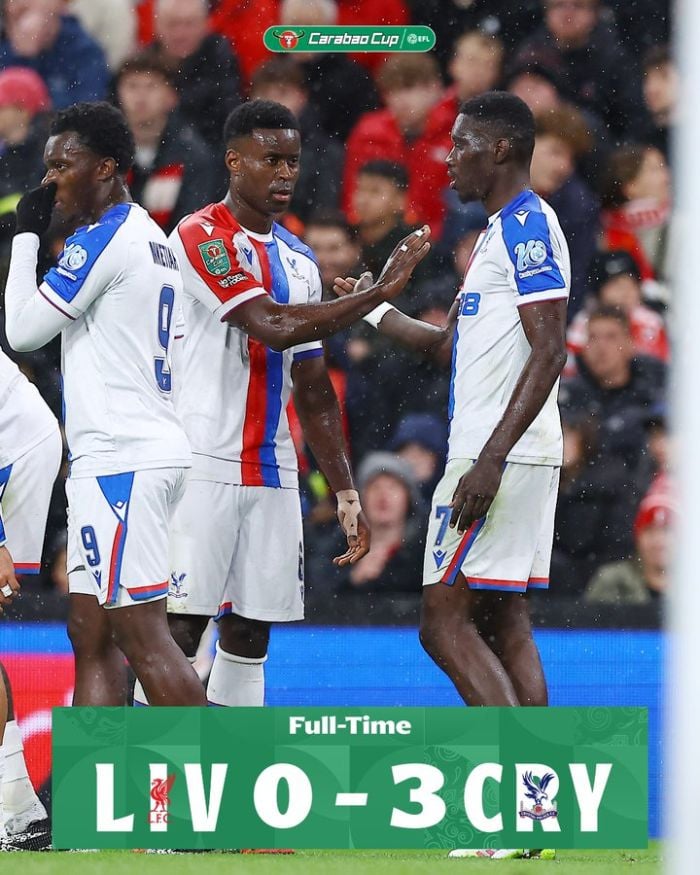 Անգլիայի չեմպիոն «Լիվերպուլը» դուրս մնաց Անգլիական լիգայի գավաթի խաղարկությունից։ 1/8 եզրափակիչում հոլանդացի Առնե Սլոտի գլխավորած թիմն ընդունեց Լոնդոնի «Քրիսթալ Փելասին» եւ պարտություն կրեց 0:3 հաշվով (տեսանյութ)։ Քառորդ եզրափակիչ դուրս եկան Լոնդոնի «Չելսին» ու «Արսենալը» եւ «Մանչեսթեր Սիթին»։ «Չելսին» 4:3 հաշվով պարտության մատնեց «Վուլվերհեմփթոնին» (տեսանյութ)։ «Արսենալն» ուժեղ էր «Բրայթոնից»՝ 2:0 (տեսանյութ): «Մանչեսթեր Սիթին» 3:1 հաշվով առավելության հասավ «Սուոնսիի» նկատմամբ (տեսանյութ)։ Հետևեք NEWS.am SPORT-ին Facebook-ում, Twitter և Telegram-ում