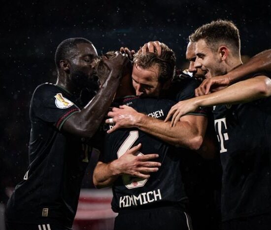 Մյունխենի «Բավարիան» դուրս եկավ Գերմանիայի գավաթի խաղարկության 1/8 եզրափակիչ։ Բելգիացի Վենսան Կոմպանիի գլխավորած թիմը հյուրընկալվեց «Քյոլնին» եւ առավելության հասավ 4:1 հաշվով։ «Բավարայից» դուբլի հեղինակ դարձավ անգլիացի հարձակվող Հարի Քեյնը։ Գոլ խփեցին նաեւ կոլումբացի հարձակվող Լուիս Դիասը եւ ֆրանսիացի հարձակվող Մայքլ Օլիսեն։ Գերմանիայի գավաթ, 1/16 եզրափակիչ «Քյոլն» - «Բավարիա»՝ 1:4 (տեսանյութ) Ռագնար Ախե, 31 - Լուիս Դիաս, 36, Հարի Քեյն, 38, 64, Մայքլ Օլիսե, 72 Հետևեք NEWS.am SPORT-ին Facebook-ում, Twitter և Telegram-ում