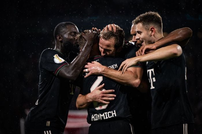 Մյունխենի «Բավարիան» դուրս եկավ Գերմանիայի գավաթի խաղարկության 1/8 եզրափակիչ։ Բելգիացի Վենսան Կոմպանիի գլխավորած թիմը հյուրընկալվեց «Քյոլնին» եւ առավելության հասավ 4:1 հաշվով։ «Բավարայից» դուբլի հեղինակ դարձավ անգլիացի հարձակվող Հարի Քեյնը։ Գոլ խփեցին նաեւ կոլումբացի հարձակվող Լուիս Դիասը եւ ֆրանսիացի հարձակվող Մայքլ Օլիսեն։ Գերմանիայի գավաթ, 1/16 եզրափակիչ «Քյոլն» - «Բավարիա»՝ 1:4 (տեսանյութ) Ռագնար Ախե, 31 - Լուիս Դիաս, 36, Հարի Քեյն, 38, 64, Մայքլ Օլիսե, 72 Հետևեք NEWS.am SPORT-ին Facebook-ում, Twitter և Telegram-ում