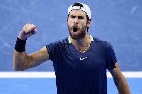 Карен Хачанов отпраздновал вторую победу на турнире в Париже