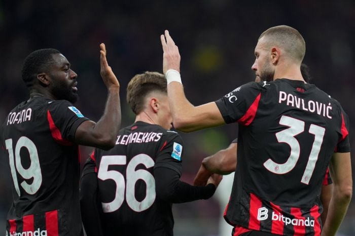 Իտալիայի առաջնության 10-րդ տուրում «Միլանը» հյուրընկալեց «Ռոմային» եւ պարտության մատնեց նվազագույն հաշվով։ Միակ գոլը խփեց սերբ պաշտպան Ստրախինյա Պավլովիչը։ 82-րդ րոպեին 11-մետրանոցն արդյունավետ իրացնել չկարողացավ «Ռոմայի» արգենտինացի հարձակվող Պաուլո Դիբալա։ Սեյվ կատարեց ֆրանսիացի դարպասապահ Միկ Մենիանը։ «Միլանը» 21 միավորով երրորդն է, «Ռոման» նույնքան միավորով չորրորդն է։ 21 միավոր ունի նաեւ երկրորդ տեղում գտնվող «Ինտերը»։ Իտալիայի առաջնություն, 10-րդ տուր «Միլան» - «Ռոմա»՝ 1:0 (տեսանյութ) Ստրախինյա Պավլովիչ, 39 Չիրացրած 11մ՝ Պաուլո Դիբալա («Ռոմա»), 82 (տեսանյութ) Standings provided by Sofascore Հետևեք NEWS.am SPORT-ին Facebook-ում, Twitter և Telegram-ում