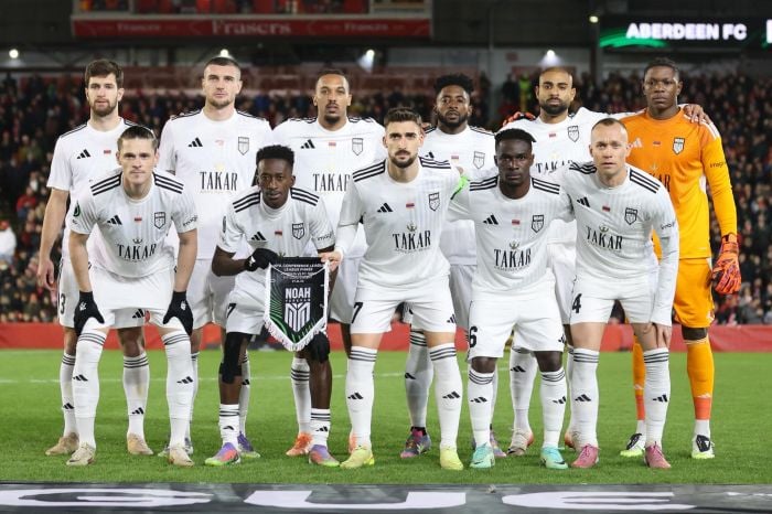 Ֆուտբոլի Կոնֆերենցիաների լիգայի չորրորդ տուրում Հայաստանի չեմպիոն եւ գավաթակիր «Նոան» հյուրընկալվեց շոտլանդական «Աբերդինին»։ Գրանցվեց ոչ ոքի՝ 1:1: 45-րդ րոպեին հանդիպման հաշիվը բացեց դաշտի տերերի շոտլանդացի հարձակվող Քեւին Նիսբեթը։ 52-րդ րոպեին պատասխան գոլը խփեց «Նոայի» բոսնիացի հարձակվող Նարդին Մուլահուսեյնովիչը։ «Նոան» 5 միավորով 23-րդն է։ Առաջին 8 տեղերը գրաված թիմերը կնվաճեն 1/8 եզրափակիչի ուղեգիր։ 9-24-րդ տեղերը գրաված թիմերը փլեյ-օֆֆում կվիճարկեն մնացած 8 ուղեգրերը։ Կոնֆերենցիաների լիգա, չորրորդ տուր «Աբերդին» - «Նոա»՝ 1:1 (տեսանյութ) Քեւին Նիսբեթ, 45 - Նարդին Մուլահուսեյնովիչ, 52 Standings provided by Sofascore Հետևեք NEWS.am SPORT-ին Facebook-ում, Twitter և Telegram-ում