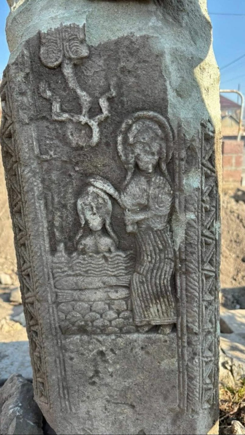 Во время замены труб в Лернаовите обнаружена уникальная стела раннего средневековья (фотографии)