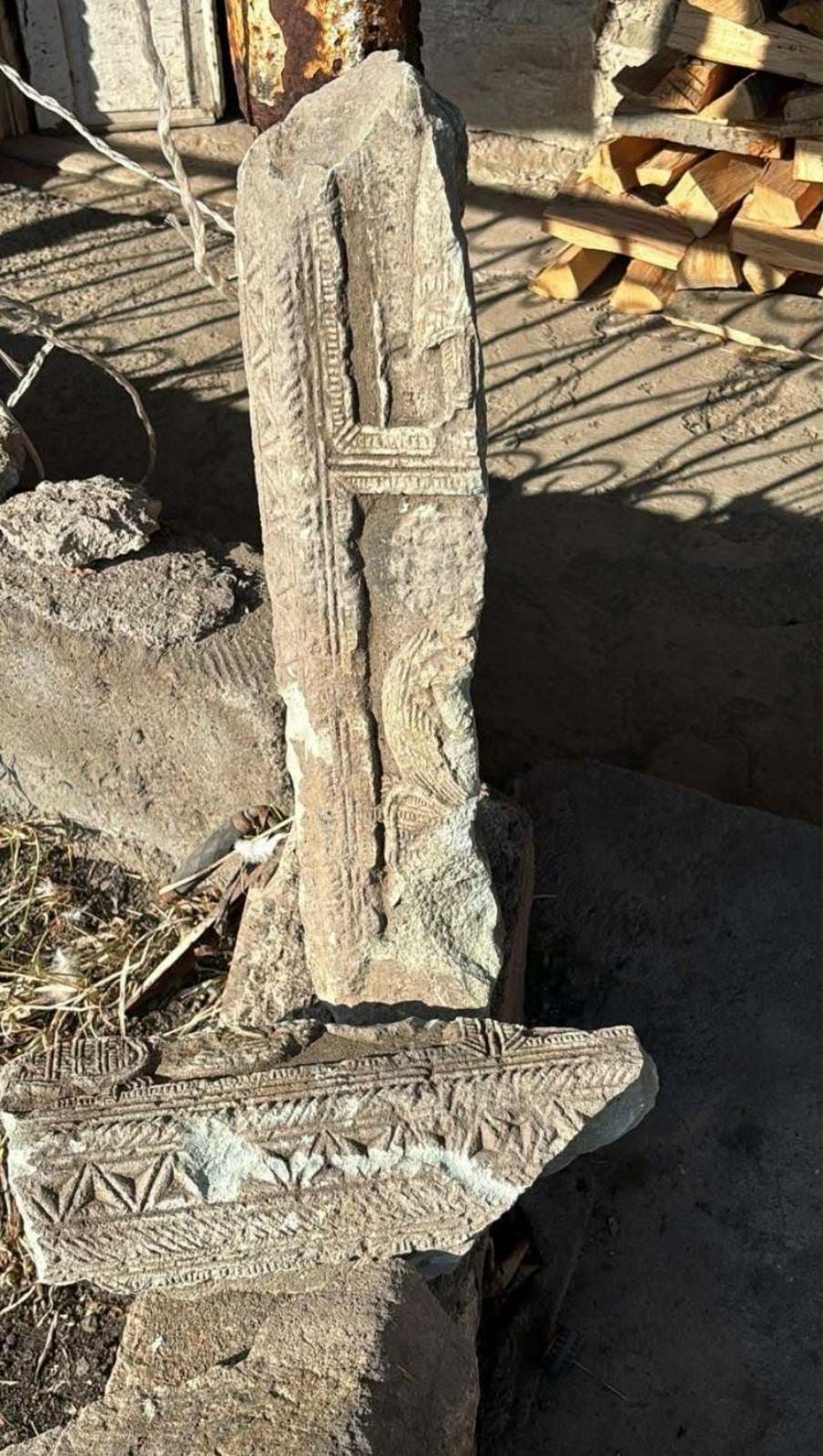 Во время замены труб в Лернаовите обнаружена уникальная стела раннего средневековья (фотографии)