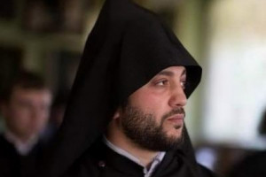 Խստագույնս դատապարտում եմ բոլոր նվաստացող և իրենց կոչմանը հակառակ ընթացք որդեգրած հոգևոր սպասավորներին. Տեր Պողոս