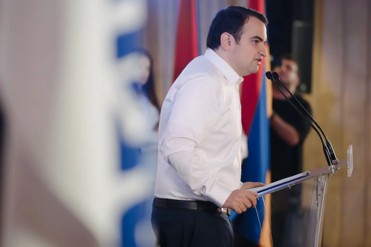 ՔՊ-ից արձագանքում են, որ երկրում գործարաններ կառուցելով, շրջաններում աշխատատեղեր ստեղծելով իրենք չեն զբաղվում, որովհետև ուշադրություն… նրանք զբաղվում են կրթությամբ: Այս մասին գրել է Մեր ձևով շարժման համակարգող Նարեկ Կարապետյանը: