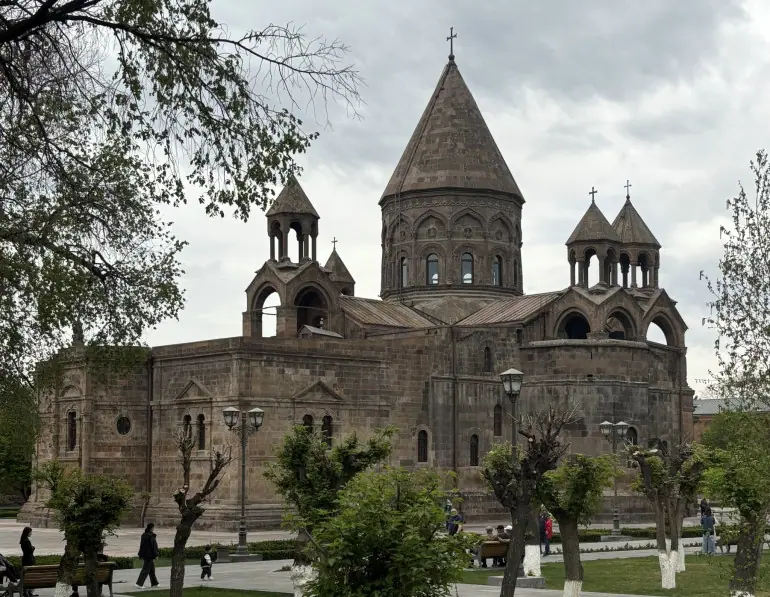 Հայ Առաքելական Եկեղեցին սուրբ առաքյալների և մեր առաջին լուսավորիչների` Թադեոսի և Բարդուղիմեոսի հիշատակը տոնում է Հիսնակի Բ կիրակիին նախորդող շաբաթ օրը: Այս առթիվ Մայր Աթոռում այսօր Սուրբ պատարագ է մատուցվում։