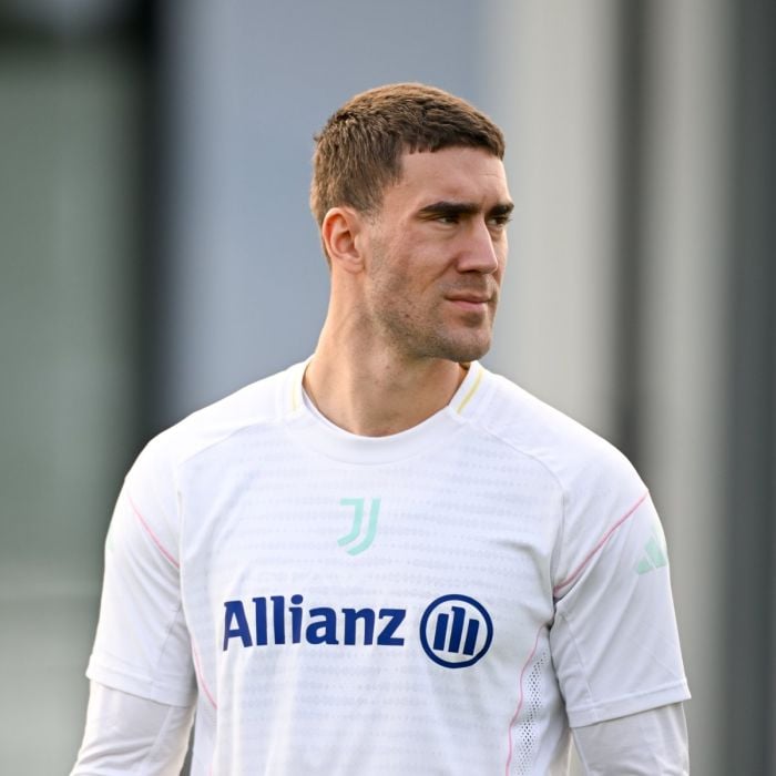 Թուրինի «Յուվենտուսի» սերբ հարձակվող Դուշան Վլահովիչը ձախ ոտքի մկանաջլային վնասվածք է ստացել «Կալյարիի» դեմ Իտալիայի առաջնության 13-րդ տուրի խաղում (2:1), հաղորդում է իտալական ակումբի կայքը։ Դուշան Վլահովիչը փոխարինվել էր 31-րդ րոպեին։ Նման վնասվածքներից հետո ֆուտբոլիստները բաց են թողնում 3-5 ամիս, հաղորդում է Sky Sport-ը։ Վիրահատության անհրաժեշտության մասին տեղեկություն սպասվում է առաջիկա օրերին։ Հետևեք NEWS.am SPORT-ին Facebook-ում, Twitter և Telegram-ում