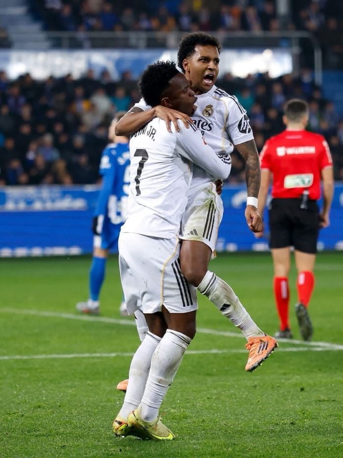 Իսպանիայի առաջնության 16-րդ տուրում փոխչեմպիոն Մադրիդի «Ռեալը» հյուրընկալվեց «Ալավեսին» եւ հաղթանակի հասավ 2:1 հաշվով: Արքայական թիմի կազմում աչքի ընկան ֆրանսիացի հարձակվող Կիլիան Մբապեն եւ բրազիլացի հարձակվող Ռոդրիգո Գոեսը: Մադրիդի «Ռեալը» 39 միավորով մրցաշարային աղյուսակում երկրորդն է եւ 4 միավորով զիջում է առաջատար «Բարսելոնային»: «Ալավեսը» 18 միավորով 12-րդ տեղում է: Իսպանիայի առաջնություն, 16-րդ տուր «Ալավես» - «Ռեալ Մադրիդ»՝ 1:2 (տեսանյութ) Կարլոս Վիսենտ, 69- Կիլիան Մբապե, 24, Ռոդրիգո Գոես, 76 Հետևեք NEWS.am SPORT-ին Facebook-ում, Twitter և Telegram-ում