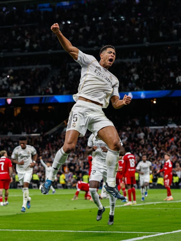 Իսպանիայի առաջնության 17-րդ տուրում փոխչեմպիոն «Ռեալը» սեփական խաղադաշտում մրցեց «Սեւիլիայի» հետ։ Խաբի Ալոնսոյի գլխավորած թիմը հաղթեց 2:0 հաշվով։ 38-րդ րոպեին բրազիլացի հարձակվող Ռոդրիգոյի իրացրած տուգանայինը գլխի հարվածով եզրափակեց անգլիացի կիսապաշտպան Ջուդ Բելինգեմը։ 86-րդ րոպեին ֆրանսիացի հարձակվող Կիլիան Մբապեն արդյունավետ իրացրեց 11-մետրանոցը։ «Ռեալը» 42 միավորով երկրորդն է, «Սեւիլիան» 9-րդն է՝ 20 միավոր։ Իսպանիայի առաջնություն, 17-րդ տուր «Ռեալ Մադրիդ» - «Սեւիլիա»՝ 2:0 (տեսանյութ) Ջուդ Բելինգեմ, 38, Կիլիան Մբապե, 86, 11մ Հեռացում՝ Մարկան («Սեւիլիա»), 68, երկրորդ դեղին քարտ Հետևեք NEWS.am SPORT-ին Facebook-ում, Twitter և Telegram-ում