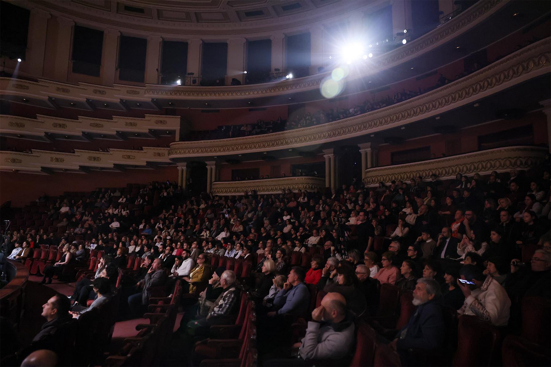 Возможно, это изображение толпа