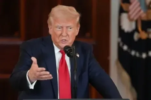 Дональд Трамп пригрозил Канаде 100-процентной импортной пошлиной в случае торговой сделки с Китаем