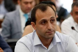 Երևանի մայթերը, պոլիկլինիկաների, մանկապարտեզների հարակից տարածքները բարձիթողի վիճակում են. Արշակ Սարգսյան