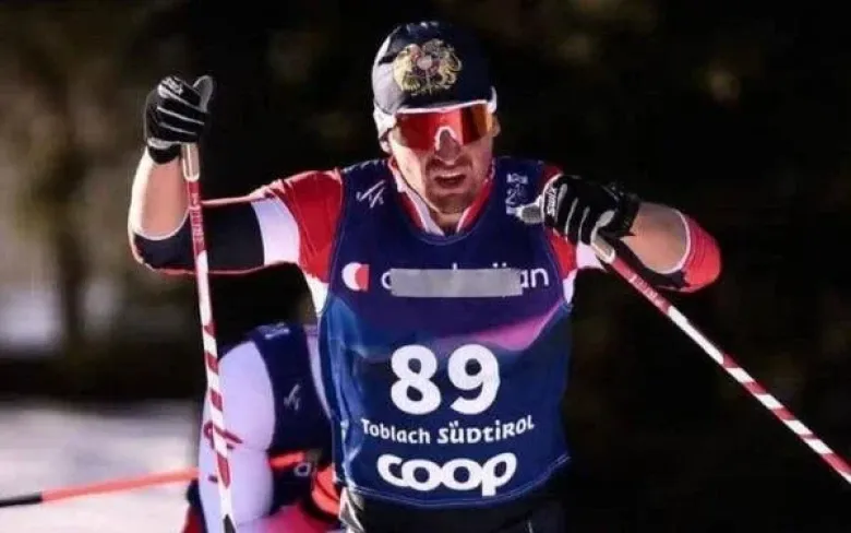 Դահուկորդ Միքայել Միքայելյանը տուգանվել է Tour de Ski-ի ժամանակ իր հագուստի վրայի «Ադրբեջան» գրությունը կպչուն ժապավենով ծածկելու համար։ Մրցարշավն ընթացել էլ Իտալիայի Տոբլաչ քաղաքում։ Ադրբեջանը դրա հովանավորն էր եղել։