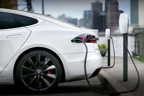 Владелец 636 транспортных средств может вернуть сумму уплаченной в 2025 году таможенной пошлины. Опубликован список электромобилей