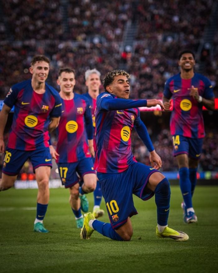 Իսպանիայի առաջնության 23-րդ տուրում չեմպիոն «Բարսելոնան» տանը մրցեց «Մալյորկայի» հետ եւ հաղթեց 3:0 հաշվով։ Գոլերը խփեցին լեհ հարձակվող Ռոբերտ Լեւանդովսկին, Իսպանիայի հավաքականի եզրային հարձակվող Լամին Յամալն ու իսպանացի կիսապաշտպան Մարկ Բերնալը։ «Բարսելոնան» 58 միավորով գլխավորում է մրցաշարային աղյուսակը, «Մալյորկան» 15-րդն է՝ 24 միավոր։ Իսպանիայի առաջնություն, 23-րդ տուր «Բարսելոնա» - «Մալյորկա»՝ 3:0 (տեսանյութ) Ռոբերտ Լեւանդովսկի, 29, Լամին Յամալ, 61, Մարկ Բերնալ, 83 Standings provided by Sofascore Հետևեք NEWS.am SPORT-ին Facebook-ում, Twitter և Telegram-ում