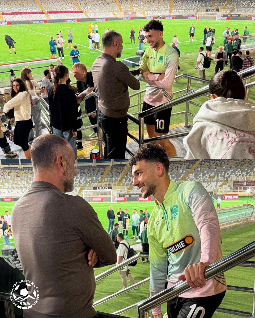 Возможно, это изображение футбол, американский футбол и текст