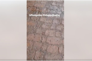 Գարեգին Նժդեհի փողոցն է՝ ձյան հետ հալվում է գրեթե նոր ավարտված սալիկապատումը (տեսանյութ)