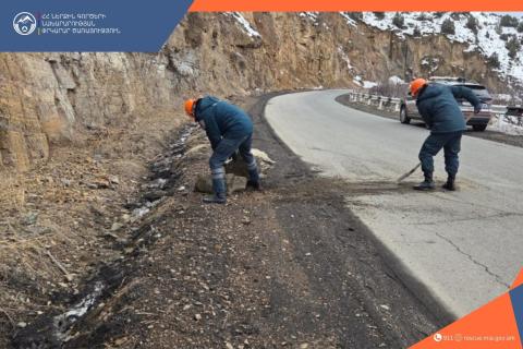 На участке дороги Ереван-Мегри, ведущем к Джермуку, произошел камнепад. Сотрудники полиции убрали камни