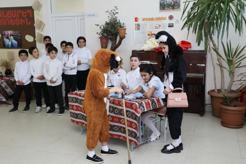 Школьники из Ферика поставили спектакль по «Собаке и Кошке» Туманяна на езидском языке