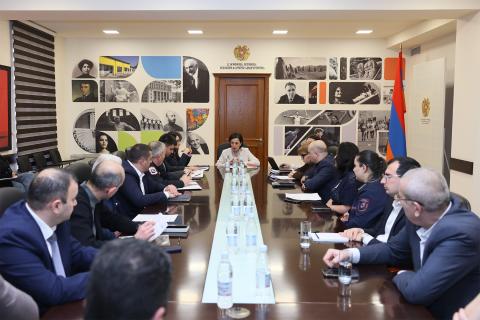 Министр встретился с комитетом по организации стрельбищ в Ереване