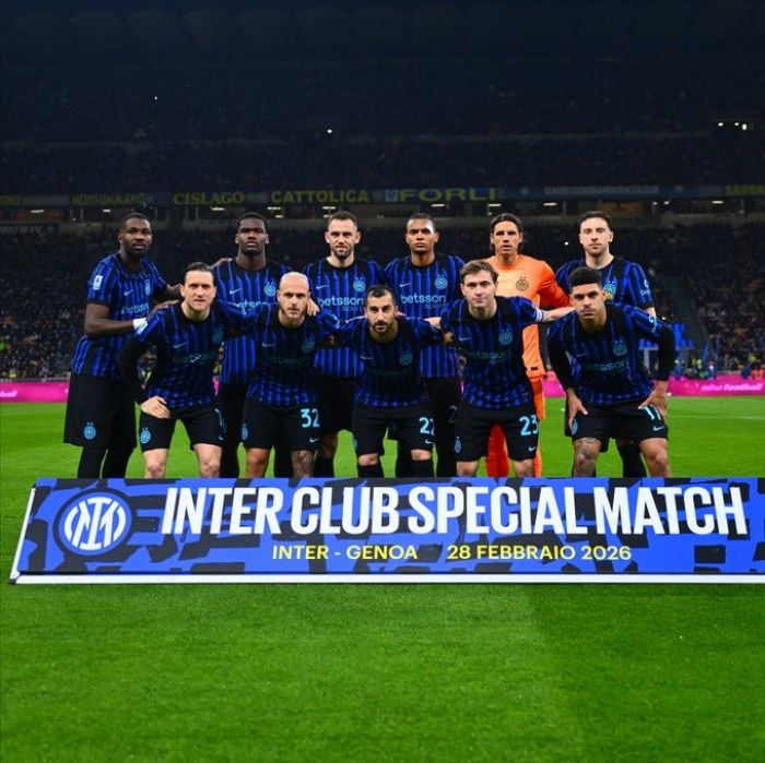 Իտալիայի առաջնության 27-րդ տուրում փոխչեմպիոն «Ինտերը» Միլանում մրցեց «Ջենոայի» հետ։ Ռումինացի Կրիստիան Կիվուի գլխավորած թիմը հաղթեց 2:0 հաշվով (տեսանյութ)։ 31-րդ րոպեին Հայաստանի հավաքականի նախկին ավագ, 37-ամյա կիսապաշտպան Հենրիխ Մխիթարյանի փայլուն փոխանցումից հետո հանդիպման հաշիվը բացեց 28-ամյա իտալացի պաշտպան Ֆեդերիկո Դիմարկոն։ 59-րդ րոպեին Հենրիխ Մխիթարյանին փոխարինեց թուրք կիսապաշտպան Հաքան Չալհանօղլուն, որը 70-րդ րոպեին 11-մետրանոցից կրկնապատկեց դաշտի տերերի առավելությունը։ «Ինտերը» 67 միավորով գլխավորում է մրցաշարային աղյուսակը, «Ջենոան» 14-րդն է՝ 27 միավոր։ Standings provided by Sofascore Հետևեք NEWS.am SPORT-ին Facebook-ում, Twitter և Telegram-ում