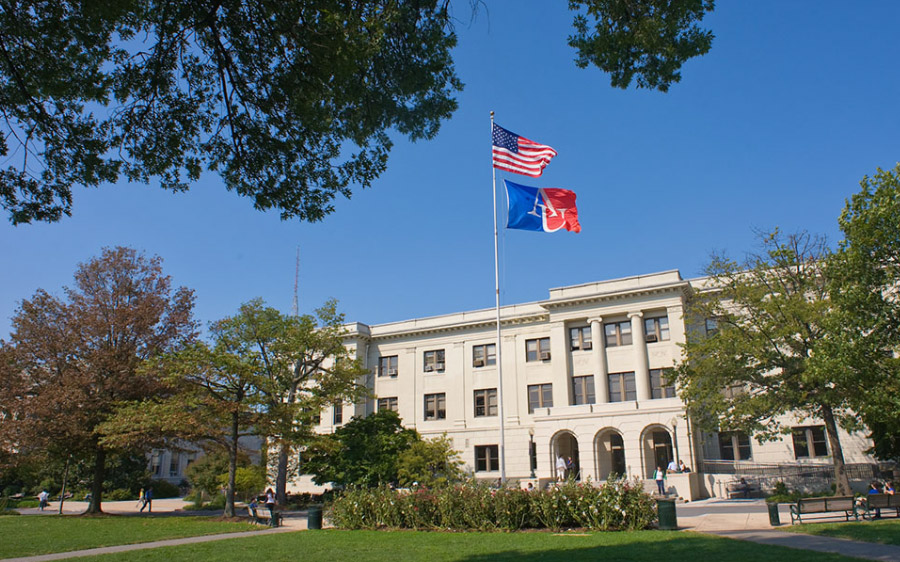 Associated Press-ի փոխանցմամբ՝ ԱՄՆ համալսարանները սկսել են ներդնել բանավոր քննություններ ուսանողների գնահատման համար՝ արհեստական բանականության (ԱԲ) լայնորեն օգտագործման ֆոնին։