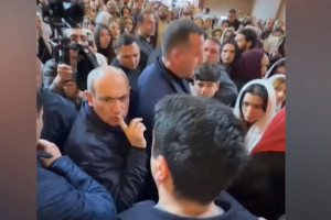 Բայց «թագավորի մերկությունը» այլևս հնարավոր չէ ոչ մի քարոզչական հնարքով պարտակել