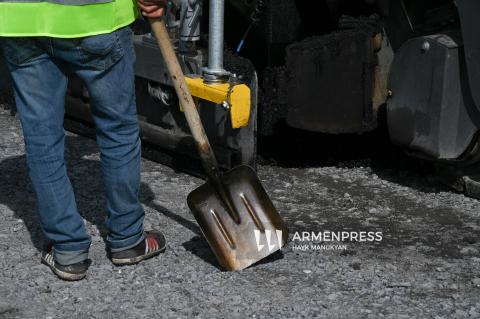 В административных районах Еревана продолжаются работы по ремонту ямочности