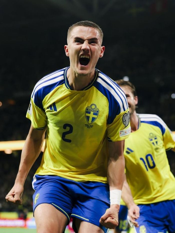 Ֆուտբոլի Շվեդիայի եւ Թուրքիայի հավաքականները նվաճեցին հունիս-հուլիսին ԱՄՆ-ում, Կանադայում եւ Մեքսիկայում անցկացվելիք աշխարհի առաջնության ուղեգրեր։ Եվրոպական գոտու որակավորման փլեյ-օֆֆի եզրափակիչներում Շվեդիայի հավաքականը 3:2 հաշվով պարտության մատնեց Լեհաստանին, Թուրքիան 1:0 հաշվով ուժեղ էր Կոսովոյից։ Բոսնիա եւ Հերվեգովինա – Իտալիա, Չեխիա – Դանիա եզրափակիչներում հիմնական ժամանակն ավարտվեց 1:1 հաշվով։ Նշանակվել է լրացուցիչ ժամանակ։ Շվեդիա - Լեհաստան՝ 3:2 (տեսանյութ) Էնթոնի Էլանգա, 20, Գուստաֆ Լագերբիլկե, 44, Վիկտոր Դյոկերեշ, 88 - Նիկոլա Զալեւսկի, 33, Կարոլ Սվիդերսկի, 55 Կոսովո - Թուրքիա՝ 0:1 (տեսանյութ) Քերեմ Աքթյուրքօղլու, 53 Հետևեք NEWS.am SPORT-ին Facebook-ում, Twitter և Telegram-ում