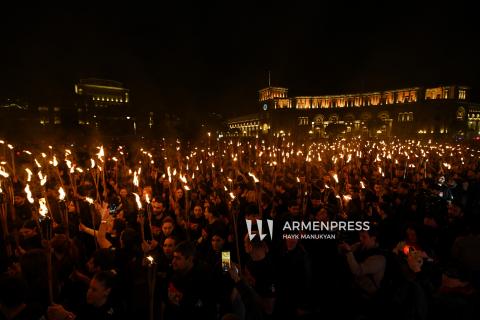 В Ереване прошло факельное шествие к Цицернакаберду