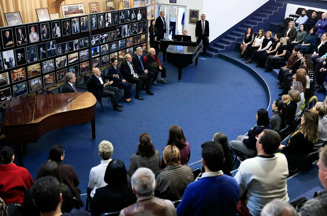 Բացվել է Հովհաննես Չեքիջյանի անվան Հայաստանի ազգային ակադեմիական երգչախմբի անվանատախտակը